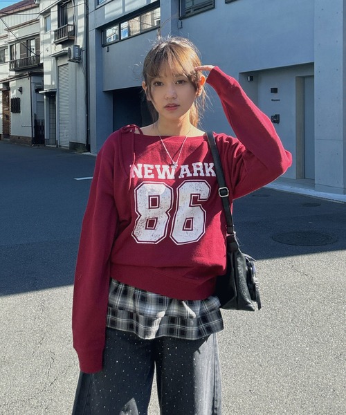 AS KNOW AS plus（アズノゥアズプラス）の「♪2WAY リボン ロゴスウェットプルオーバー（ボートネック・ワンショルダー）（スウェット・レディース・チャコールグレー/オートミール/カモフラージュ/グリーン系/グレー系/アイボリー系/レッド系・FREE）」の6枚目の写真