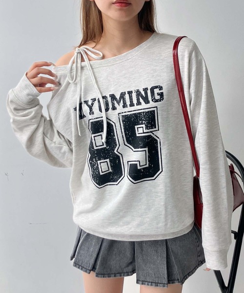 AS KNOW AS plus（アズノゥアズプラス）の「♪2WAY リボン ロゴスウェットプルオーバー（ボートネック・ワンショルダー）（スウェット・レディース・チャコールグレー/オートミール/カモフラージュ/グリーン系/グレー系/アイボリー系/レッド系・FREE）」の3枚目の写真