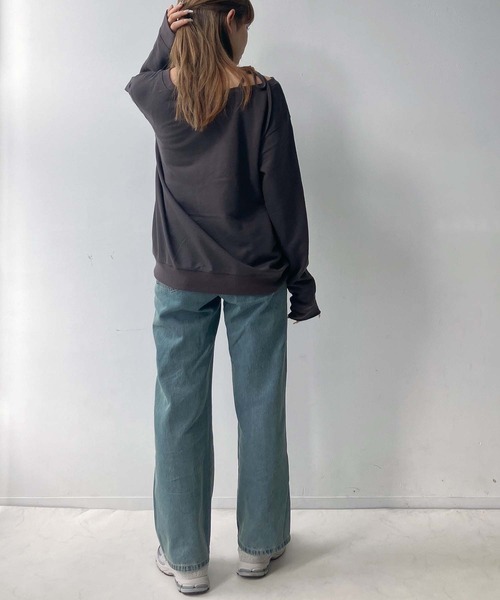 AS KNOW AS plus（アズノゥアズプラス）の「♪2WAY リボン ロゴスウェットプルオーバー（ボートネック・ワンショルダー）（スウェット・レディース・チャコールグレー/オートミール/カモフラージュ/グリーン系/グレー系/アイボリー系/レッド系・FREE）」の21枚目の写真