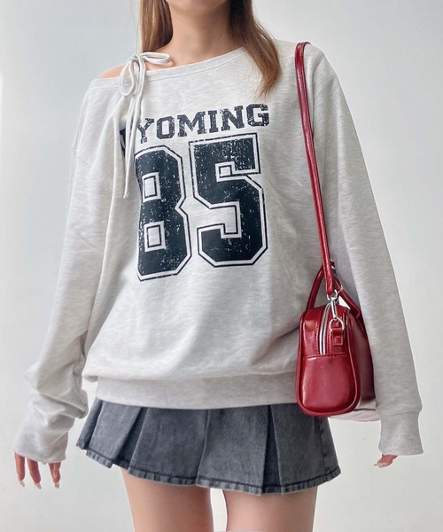 AS KNOW AS plus（アズノゥアズプラス）の「♪2WAY リボン ロゴスウェットプルオーバー（ボートネック・ワンショルダー）（スウェット・レディース・チャコールグレー/オートミール/カモフラージュ/グリーン系/グレー系/アイボリー系/レッド系・FREE）」の8枚目の写真