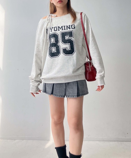 AS KNOW AS plus（アズノゥアズプラス）の「♪2WAY リボン ロゴスウェットプルオーバー（ボートネック・ワンショルダー）（スウェット・レディース・チャコールグレー/オートミール/カモフラージュ/グリーン系/グレー系/アイボリー系/レッド系・FREE）」の12枚目の写真