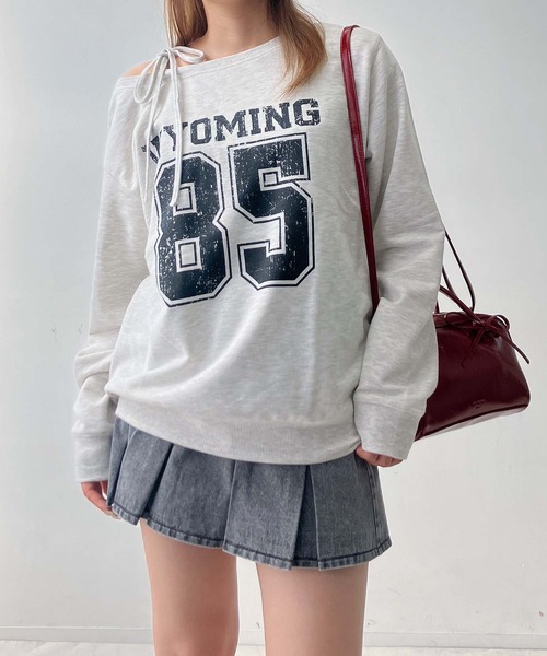 AS KNOW AS plus（アズノゥアズプラス）の「♪2WAY リボン ロゴスウェットプルオーバー（ボートネック・ワンショルダー）（スウェット・レディース・チャコールグレー/オートミール/カモフラージュ/グリーン系/グレー系/アイボリー系/レッド系・FREE）」の11枚目の写真