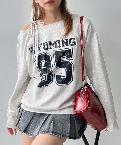 AS KNOW AS plus（アズノゥアズプラス）の「♪2WAY リボン ロゴスウェットプルオーバー（ボートネック・ワンショルダー）（スウェット・レディース・チャコールグレー/オートミール/カモフラージュ/グリーン系/グレー系/アイボリー系/レッド系・FREE）」の9枚目の写真