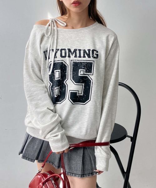 AS KNOW AS plus（アズノゥアズプラス）の「♪2WAY リボン ロゴスウェットプルオーバー（ボートネック・ワンショルダー）（スウェット・レディース・チャコールグレー/オートミール/カモフラージュ/グリーン系/グレー系/アイボリー系/レッド系・FREE）」の10枚目の写真