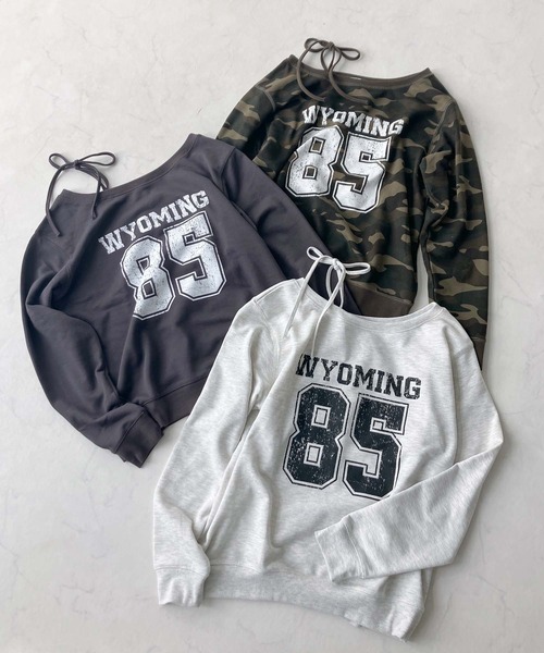 AS KNOW AS plus（アズノゥアズプラス）の「♪2WAY リボン ロゴスウェットプルオーバー（ボートネック・ワンショルダー）（スウェット・レディース・チャコールグレー/オートミール/カモフラージュ/グリーン系/グレー系/アイボリー系/レッド系・FREE）」の22枚目の写真