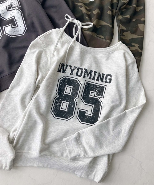 AS KNOW AS plus（アズノゥアズプラス）の「♪2WAY リボン ロゴスウェットプルオーバー（ボートネック・ワンショルダー）（スウェット・レディース・チャコールグレー/オートミール/カモフラージュ/グリーン系/グレー系/アイボリー系/レッド系・FREE）」の15枚目の写真