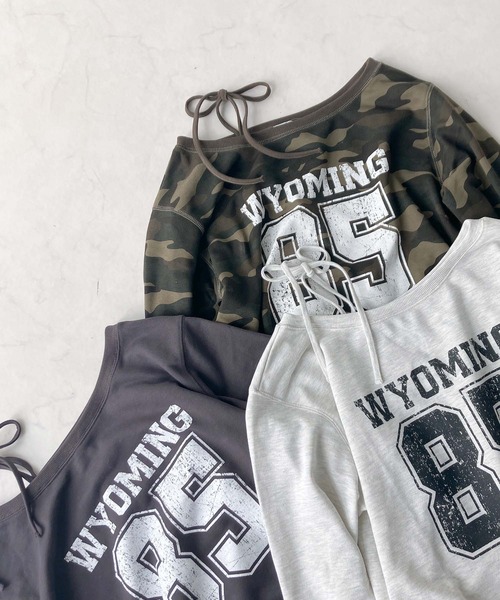 AS KNOW AS plus（アズノゥアズプラス）の「♪2WAY リボン ロゴスウェットプルオーバー（ボートネック・ワンショルダー）（スウェット・レディース・チャコールグレー/オートミール/カモフラージュ/グリーン系/グレー系/アイボリー系/レッド系・FREE）」の16枚目の写真