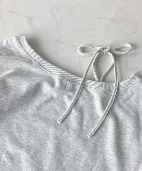 AS KNOW AS plus（アズノゥアズプラス）の「♪2WAY リボン ロゴスウェットプルオーバー（ボートネック・ワンショルダー）（スウェット・レディース・チャコールグレー/オートミール/カモフラージュ/グリーン系/グレー系/アイボリー系/レッド系・FREE）」の18枚目の写真