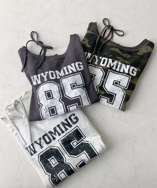 AS KNOW AS plus（アズノゥアズプラス）の「♪2WAY リボン ロゴスウェットプルオーバー（ボートネック・ワンショルダー）（スウェット・レディース・チャコールグレー/オートミール/カモフラージュ/グリーン系/グレー系/アイボリー系/レッド系・FREE）」の13枚目の写真