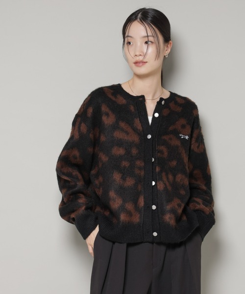 PENNEYS(ぺニーズ)の「PENNEYS別注TheFOXレオパードクルーカーディガン(ニット/セーター・レディース・ブラック/ライトグレー/チャコール・FREE)」の5枚目の写真