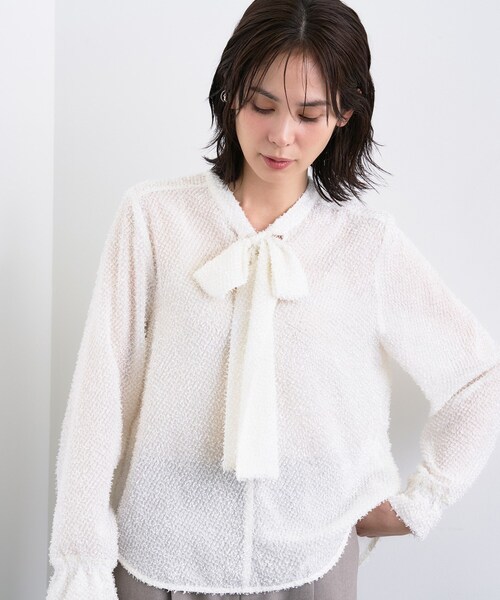 INDIVI(インディヴィ)の「【デイリー/セレモニー】フェザージャカードボウタイブラウス(シャツ/ブラウス・レディース・オフホワイト/ブラック・13/36/38/40/05/15 )」の1枚目の写真