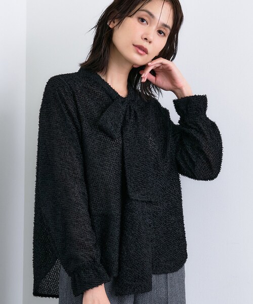 INDIVI(インディヴィ)の「【デイリー/セレモニー】フェザージャカードボウタイブラウス(シャツ/ブラウス・レディース・オフホワイト/ブラック・13/36/38/40/05/15 )」の2枚目の写真