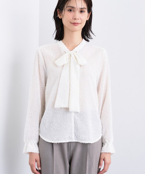 INDIVI(インディヴィ)の「【デイリー/セレモニー】フェザージャカードボウタイブラウス(シャツ/ブラウス・レディース・オフホワイト/ブラック・13/36/38/40/05/15 )」の3枚目の写真