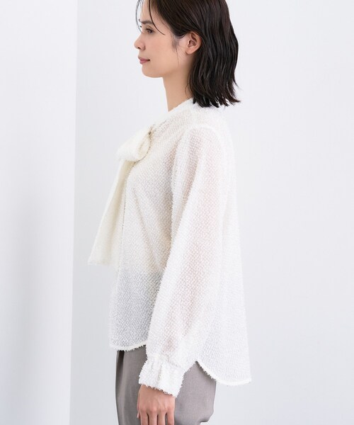 INDIVI(インディヴィ)の「【デイリー/セレモニー】フェザージャカードボウタイブラウス(シャツ/ブラウス・レディース・オフホワイト/ブラック・13/36/38/40/05/15 )」の4枚目の写真