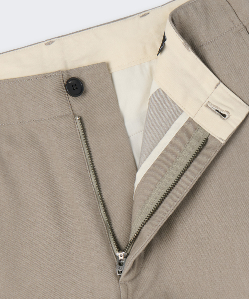 MUSINSA STANDARD（ムシンサスタンダード）の「デニムライクオフィサーパンツ [グレーシュベージュ]（スラックス・メンズ・その他・26/27/28/29/30/31/32/33/34/36/38/40/42）」の5枚目の写真