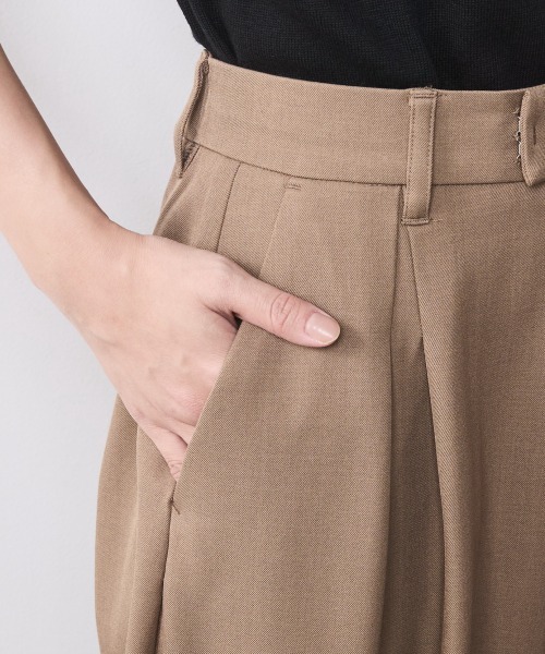 CHIC STYLE（シックスタイル）の「【セットアップ対応】バレルレッグスラックス＜大きいサイズ有＞シックスタイル（スラックス・レディース・モカ/ブラック・M/L/LL/3L/4L/5L）」の16枚目の写真