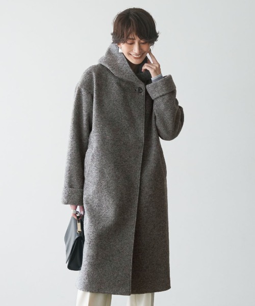 IEDIT（イディット）の「ＩＥＤＩＴ　ウール混スライバー素材で軽やか　胸もとボタンの小顔見えフーディーロングコート（その他アウター・レディース・グレー/レッド・M/L/LL/3L/MP/4L）」の2枚目の写真