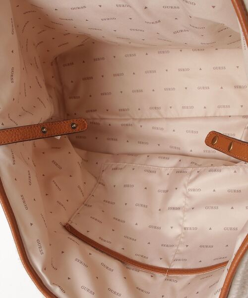 Guess（ゲス）の「VICTTORIA Large 2 In 1 Tote トートバッグ  （トートバッグ・レディース・キャメル・ONE SIZE）」の12枚目の写真