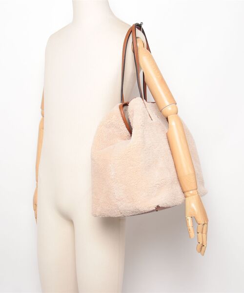 Guess（ゲス）の「VICTTORIA Large 2 In 1 Tote トートバッグ  （トートバッグ・レディース・キャメル・ONE SIZE）」の15枚目の写真