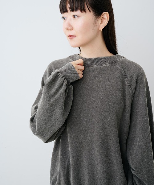 IEDIT（イディット）の「ＩＥＤＩＴ　ピグメント加工で大人のこなれ感　袖タック裏毛プルオーバー（スウェット・レディース・スミクロ/カーキブラウン・3L/LL/L/M/S）」の6枚目の写真