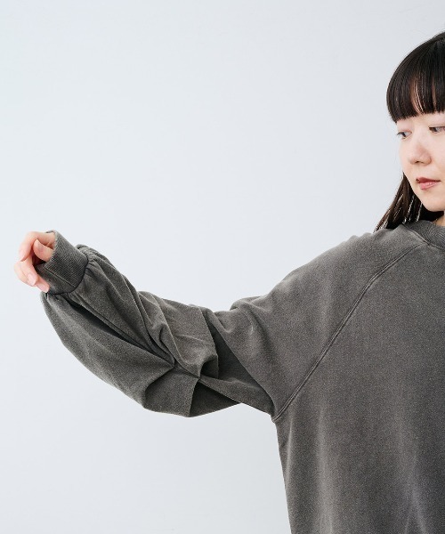 IEDIT（イディット）の「ＩＥＤＩＴ　ピグメント加工で大人のこなれ感　袖タック裏毛プルオーバー（スウェット・レディース・スミクロ/カーキブラウン・3L/LL/L/M/S）」の7枚目の写真