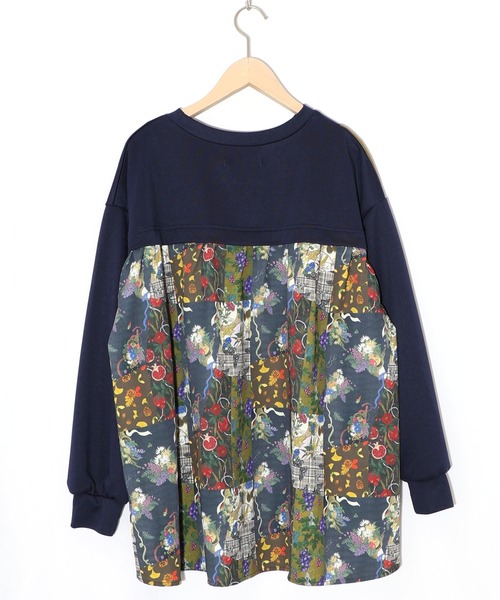 iS ScoLar（イズスカラー）の「553265：花蝶柄×無地リメイク風 異素材切替プルオーバー（Tシャツ/カットソー・レディース・ネイビー/ブラック/カーキ・M）」の13枚目の写真