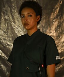 CODE I'M（コードアイエム）の「ユーティリティジッパーポケットルーズフィットヘンリーネック半袖Tシャツグリーン（Tシャツ/カットソー）」