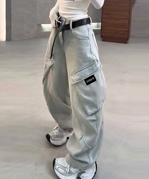 &soiree(アンドソワレ)の「スラントラインワイドデニムカーゴパンツ(デニムパンツ・レディース・ブルー・X-LARGE/LARGE/MEDIUM)」の2枚目の写真