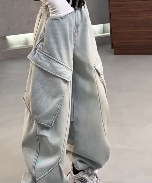 &soiree(アンドソワレ)の「スラントラインワイドデニムカーゴパンツ(デニムパンツ・レディース・ブルー・X-LARGE/LARGE/MEDIUM)」の5枚目の写真