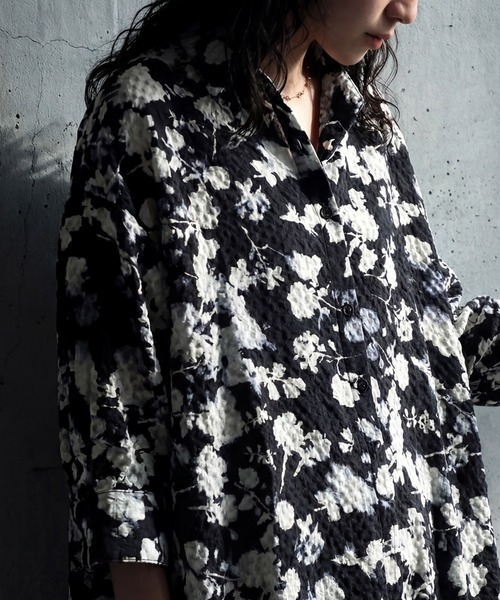 antiqua(アンティカ)の「半袖 花柄 ロング シャツワンピース(シャツワンピース・レディース・ブラック・ONESIZE)」の2枚目の写真