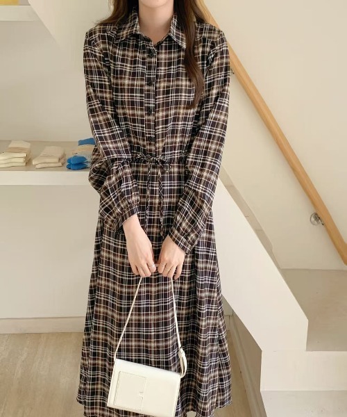 FINEnough(ファインナフ)の「チェック柄ウエストリボンシャツ衿ワンピース(ワンピース・レディース・ブラック/ブラウン・FREE)」の3枚目の写真