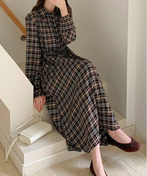 FINEnough(ファインナフ)の「チェック柄ウエストリボンシャツ衿ワンピース(ワンピース・レディース・ブラック/ブラウン・FREE)」の4枚目の写真