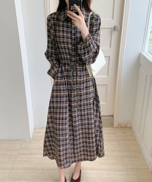 FINEnough(ファインナフ)の「チェック柄ウエストリボンシャツ衿ワンピース(ワンピース・レディース・ブラック/ブラウン・FREE)」の5枚目の写真