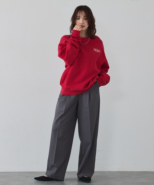 abahouse mavie（アバハウスマヴィ）の「【ゆるっとこなれ感】ヴィンテージライクスウェット/冬服/長袖/刺繍/裏起毛（スウェット・レディース・チャコールグレー/オフホワイト/レッド・フリー）」の4枚目の写真