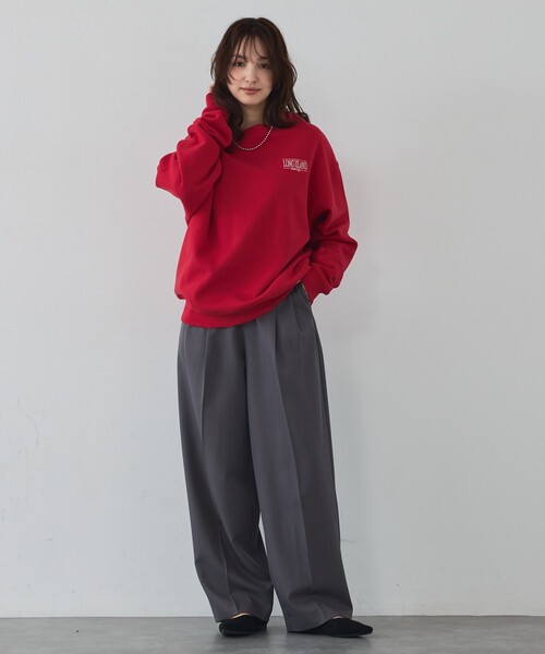 abahouse mavie（アバハウスマヴィ）の「【ゆるっとこなれ感】ヴィンテージライクスウェット/冬服/長袖/刺繍/裏起毛（スウェット・レディース・チャコールグレー/オフホワイト/レッド・フリー）」の6枚目の写真