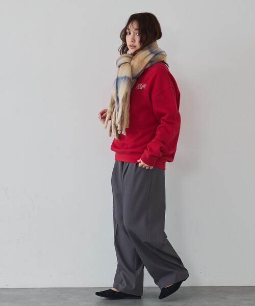 abahouse mavie（アバハウスマヴィ）の「【ゆるっとこなれ感】ヴィンテージライクスウェット/冬服/長袖/刺繍/裏起毛（スウェット・レディース・チャコールグレー/オフホワイト/レッド・フリー）」の13枚目の写真