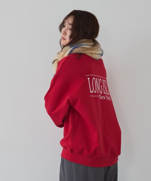 abahouse mavie（アバハウスマヴィ）の「【ゆるっとこなれ感】ヴィンテージライクスウェット/冬服/長袖/刺繍/裏起毛（スウェット・レディース・チャコールグレー/オフホワイト/レッド・フリー）」の16枚目の写真