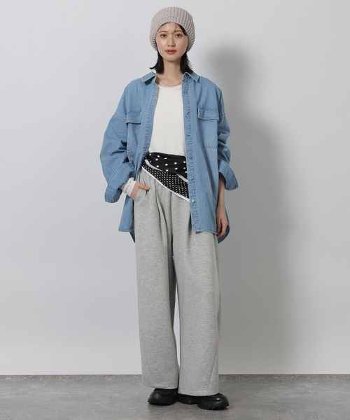 LAKOLE（ラコレ）の「カラーデニムシャツ / 642764（シャツ/ブラウス・レディース・ピンク/ブラック/ライトインディゴブルー/ベージュ・LARGE/MEDIUM）」の20枚目の写真