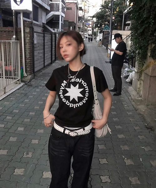 mydeepbluememories（マイディープブルーメモリーズ）の「(W)MM CROP ROUND LOGO TEE (BLACK)（Tシャツ/カットソー・レディース・ブラック・FREE）」の2枚目の写真