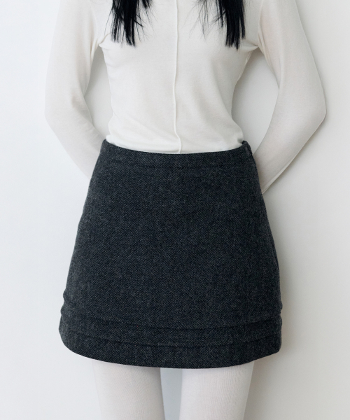 ROLAROLA(ロラロラ)の「WOOL BLENDED PINTUCK MINI SKIRT CHARCOAL(スカート・レディース・その他・S/M)」の2枚目の写真