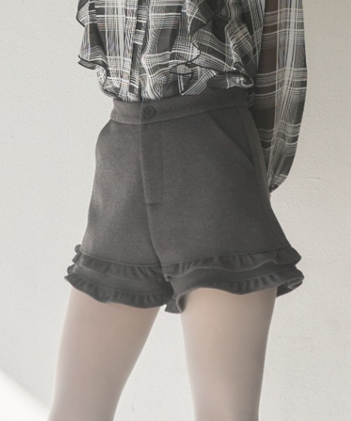 Nadana(ナダナ)の「裾フリルショートパンツ(その他パンツ・レディース・チャコールグレー/ブラック・SMALL/MEDIUM)」の2枚目の写真