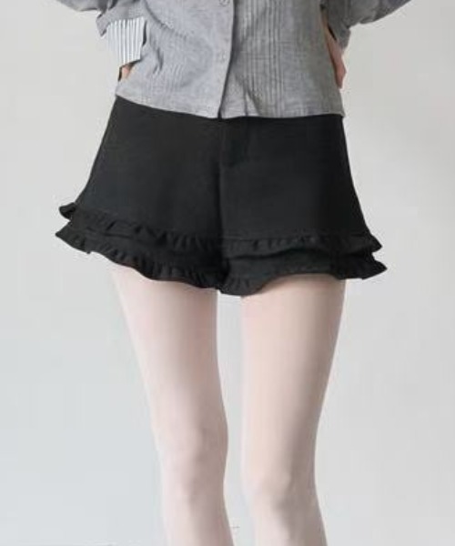Nadana(ナダナ)の「裾フリルショートパンツ(その他パンツ・レディース・チャコールグレー/ブラック・SMALL/MEDIUM)」の1枚目の写真