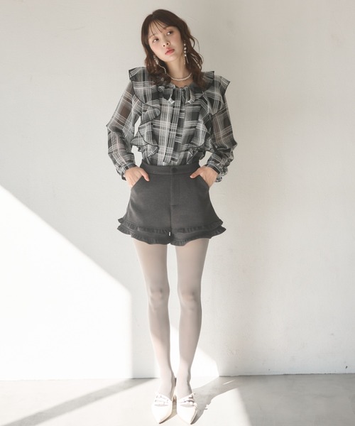 Nadana(ナダナ)の「裾フリルショートパンツ(その他パンツ・レディース・チャコールグレー/ブラック・SMALL/MEDIUM)」の3枚目の写真