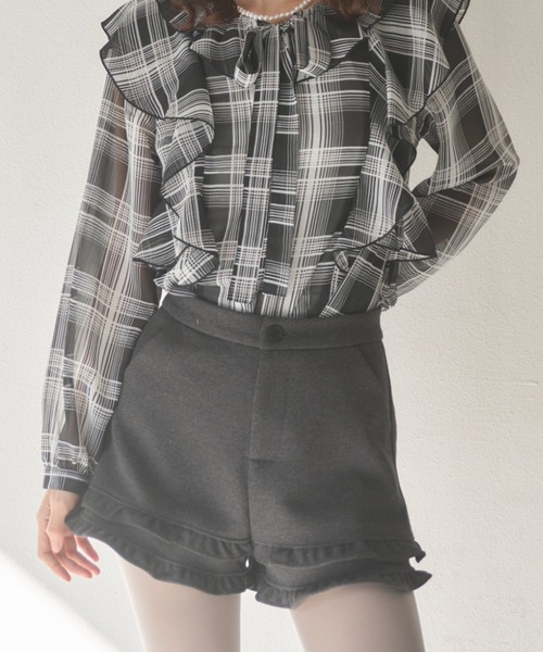 Nadana(ナダナ)の「裾フリルショートパンツ(その他パンツ・レディース・チャコールグレー/ブラック・SMALL/MEDIUM)」の9枚目の写真