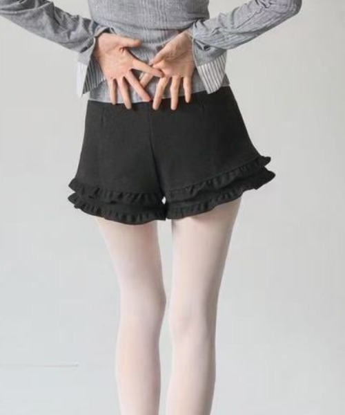 Nadana(ナダナ)の「裾フリルショートパンツ(その他パンツ・レディース・チャコールグレー/ブラック・SMALL/MEDIUM)」の13枚目の写真