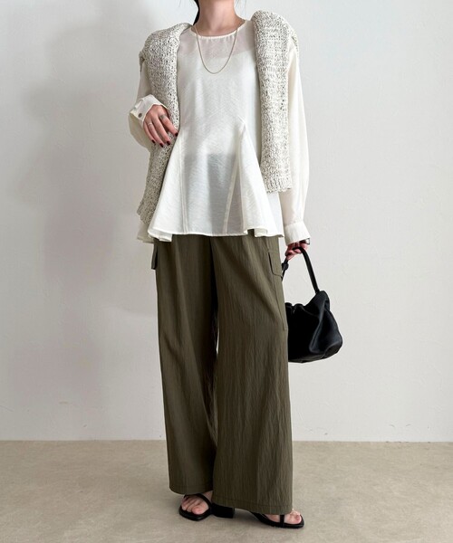 fredy emue(フレディエミュ)の「ペプラムシアーボリュームブラウス(シャツ/ブラウス・レディース・ライトグリーン/ブラック/オフホワイト・38)」の4枚目の写真