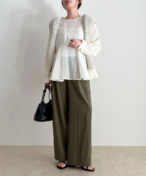 fredy emue(フレディエミュ)の「ペプラムシアーボリュームブラウス(シャツ/ブラウス・レディース・ライトグリーン/ブラック/オフホワイト・38)」の7枚目の写真