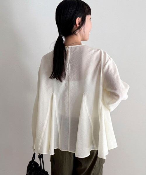 fredy emue(フレディエミュ)の「ペプラムシアーボリュームブラウス(シャツ/ブラウス・レディース・ライトグリーン/ブラック/オフホワイト・38)」の11枚目の写真