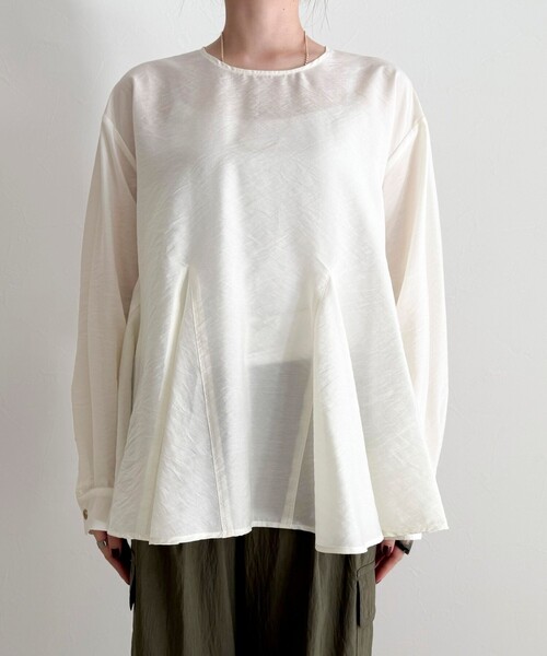 fredy emue(フレディエミュ)の「ペプラムシアーボリュームブラウス(シャツ/ブラウス・レディース・ライトグリーン/ブラック/オフホワイト・38)」の17枚目の写真