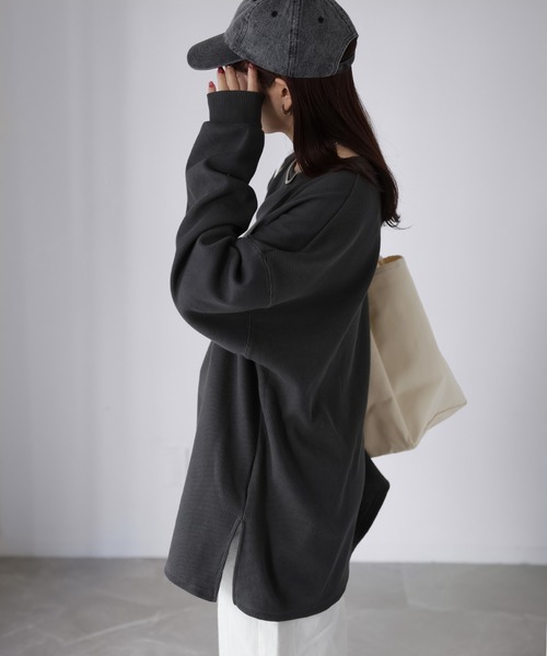 Riberry(リベリー)の「オーバーサイズワッフルプルオーバートップス(Tシャツ/カットソー・レディース・オフホワイト/杢グレー/チャコールグレー・FREE)」の20枚目の写真